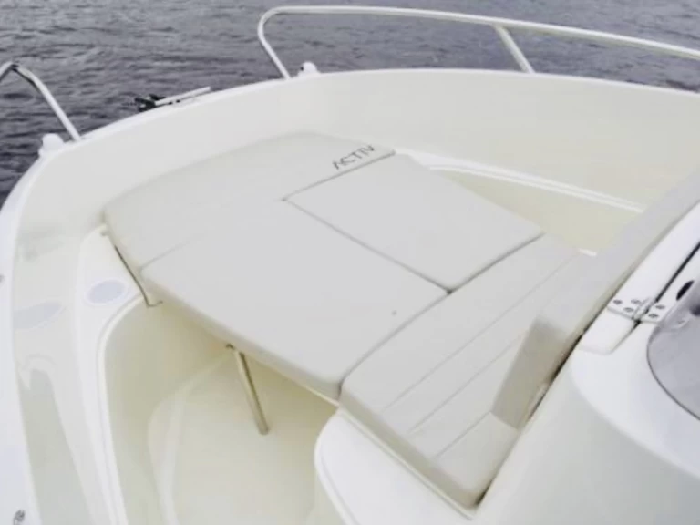 Hire Motorboat Quicksilver with a boat licence
