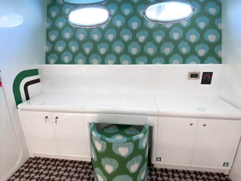 Hire Luxury Yacht Technema with a boat licence