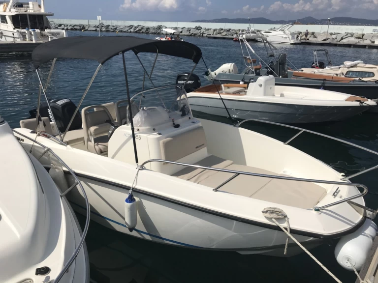 Hire a Quicksilver Activ 555 Open Fréjus