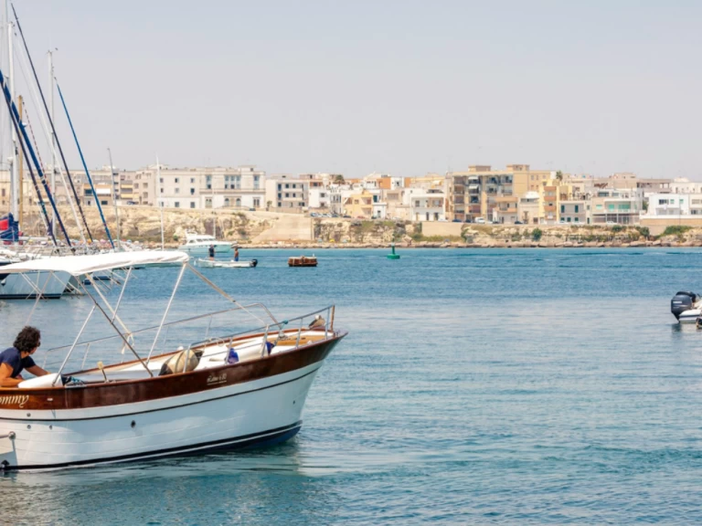 Hire Motorboat Gozzo Latino with a boat licence