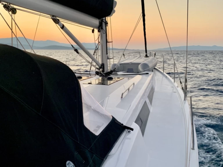 Sailboat to hire Nikiána at the best price