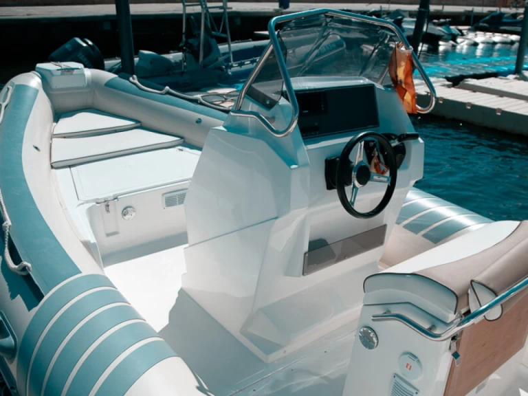 Charter a Lomac Lomac 660 IN in Roses on Samboat