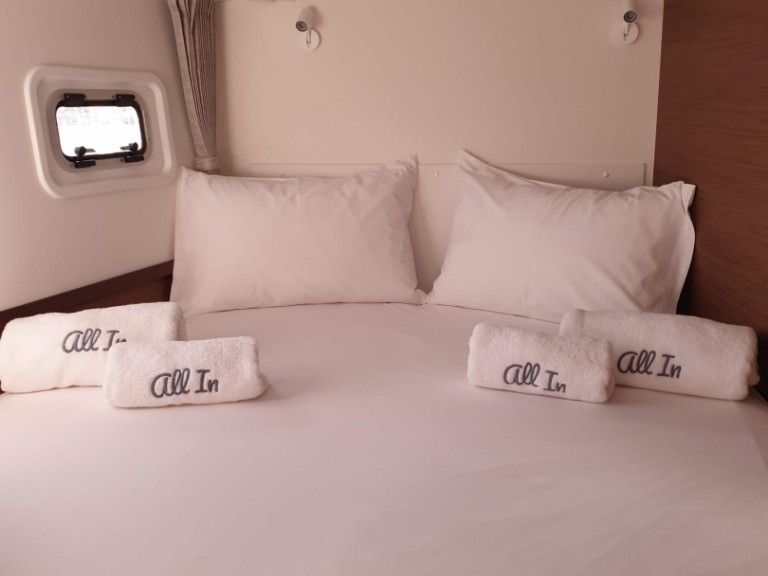 Hire Catamaran Lagoon with a boat licence