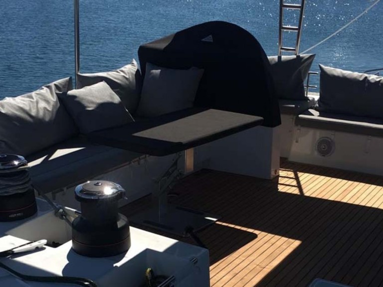 Catamaran to hire Lávrio at the best price