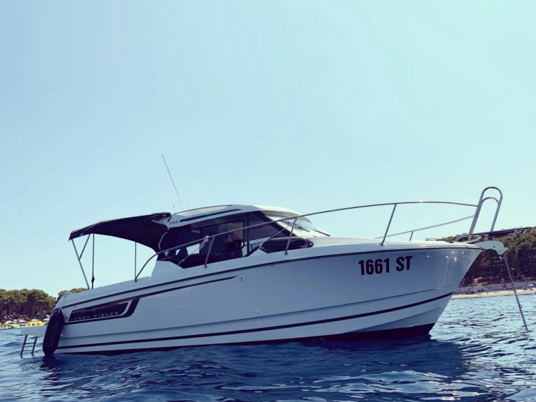 Hire Motorboat Bénéteau with a boat licence