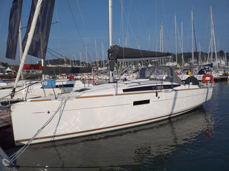 Charter a Jeanneau SUN ODYSSEY 349 YEAR 2017 in La Trinité-sur-Mer on Samboat
