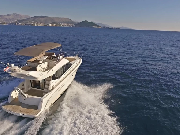 Hire Motorboat Jeanneau with a boat licence