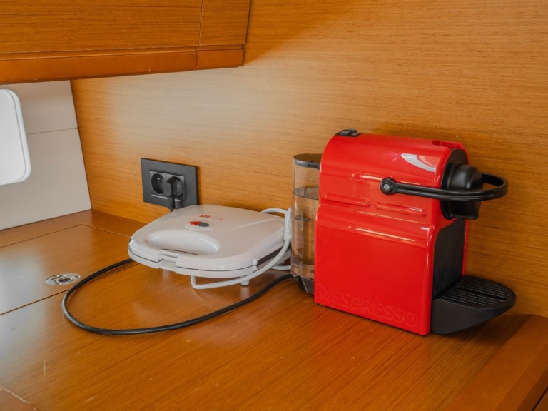 Sailboat to hire Alimos at the best price