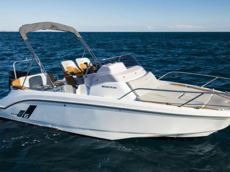 Charter a Bénéteau Flyer 6 SUNdeck in Roses on Samboat