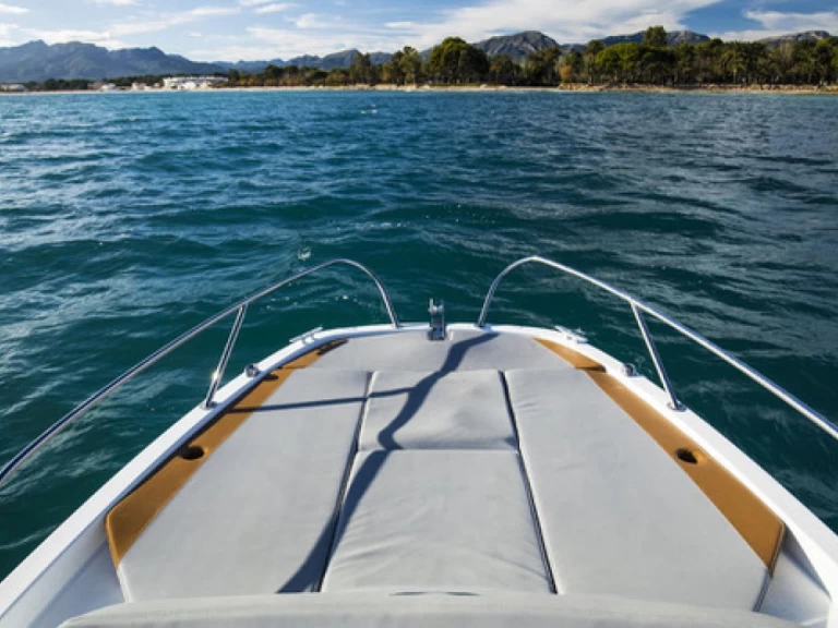 Hire Motorboat Bénéteau with a boat licence