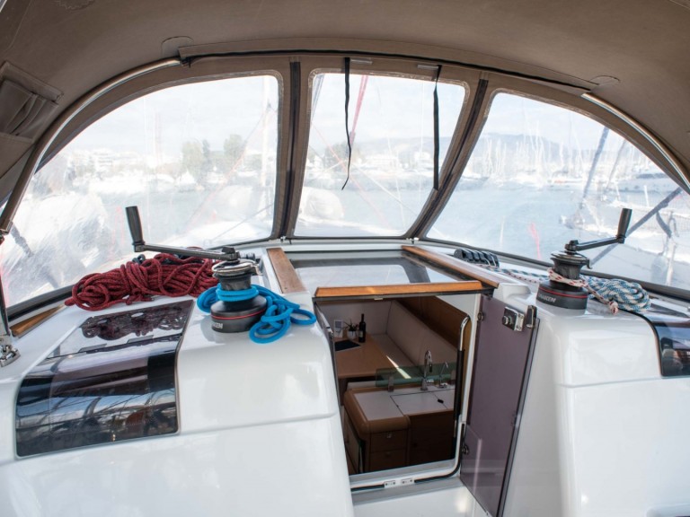 Hire Sailboat Jeanneau with a boat licence