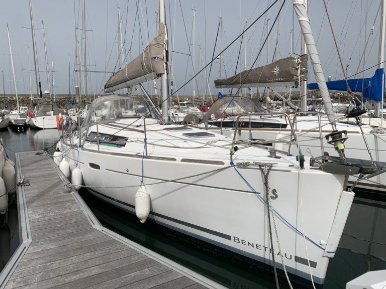 Charter a Bénéteau Oceanis 34 in Port-Haliguen on Samboat