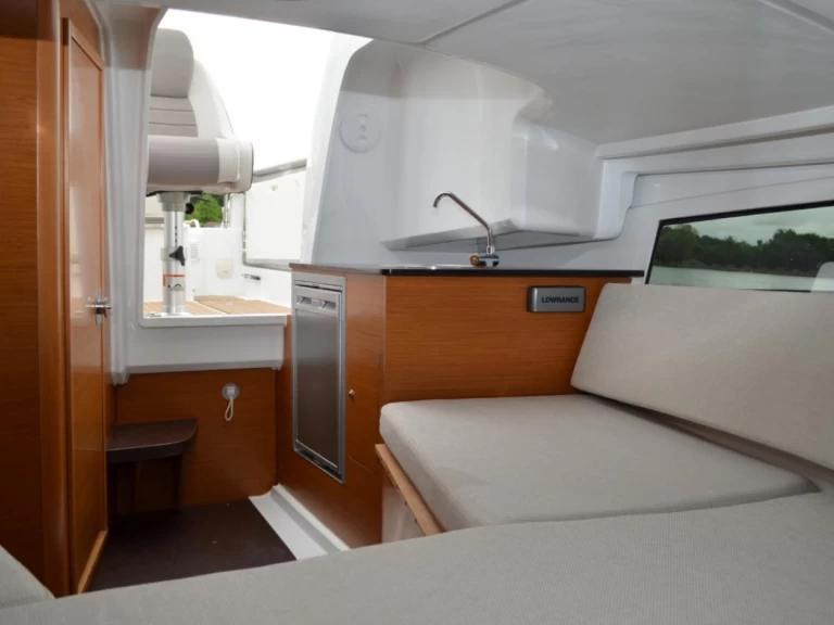 Charter a Jeanneau Cap Camarat 7.5 WA in Hyères on Samboat