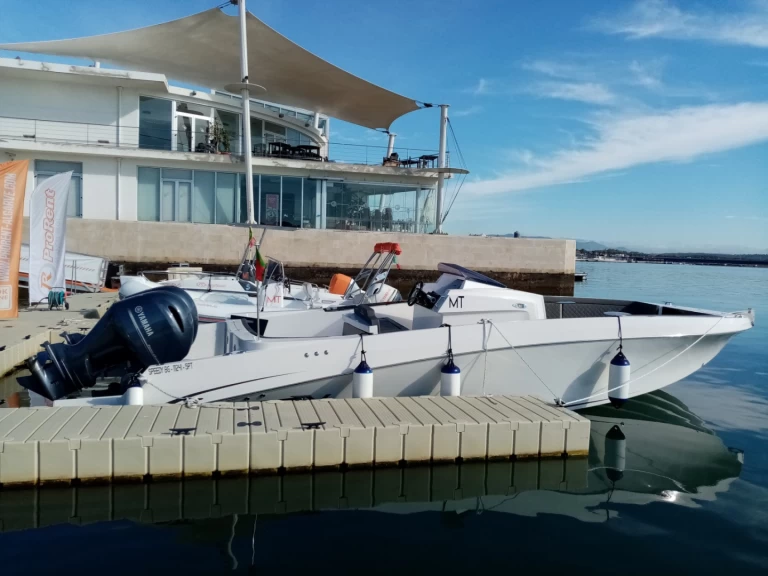 Charter a Pacific Craft Pacific Craft 27 RX in Portimão on Samboat