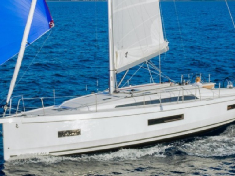 Hire Sailboat with or without skipper OCEANIS 40.1 La Trinité-sur-Mer