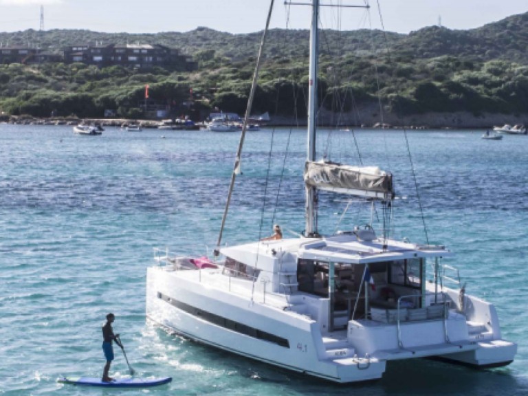 Catamaran to hire Hyères at the best price