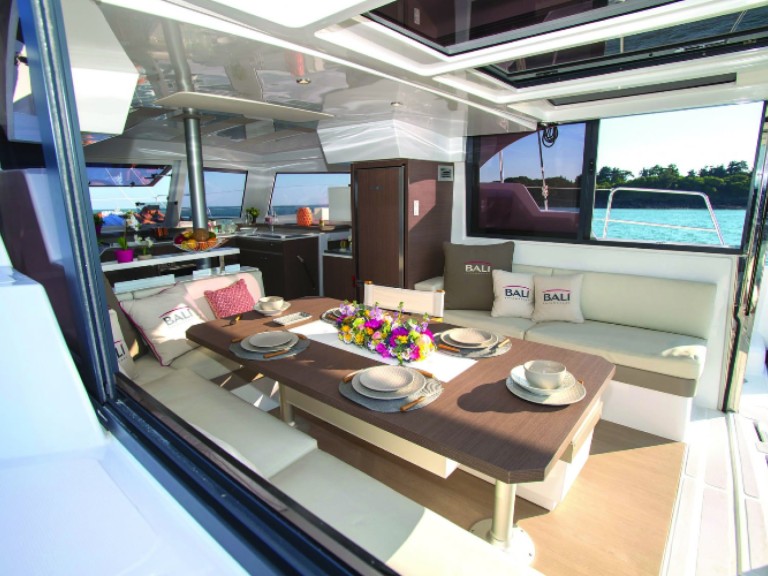 Catamaran to hire Hyères at the best price