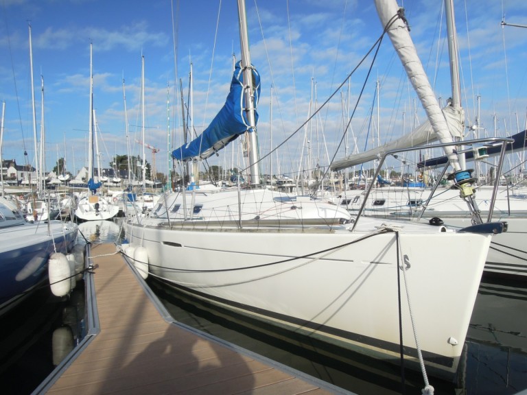 Charter a Bénéteau First 31.7 in La Trinité-sur-Mer on Samboat