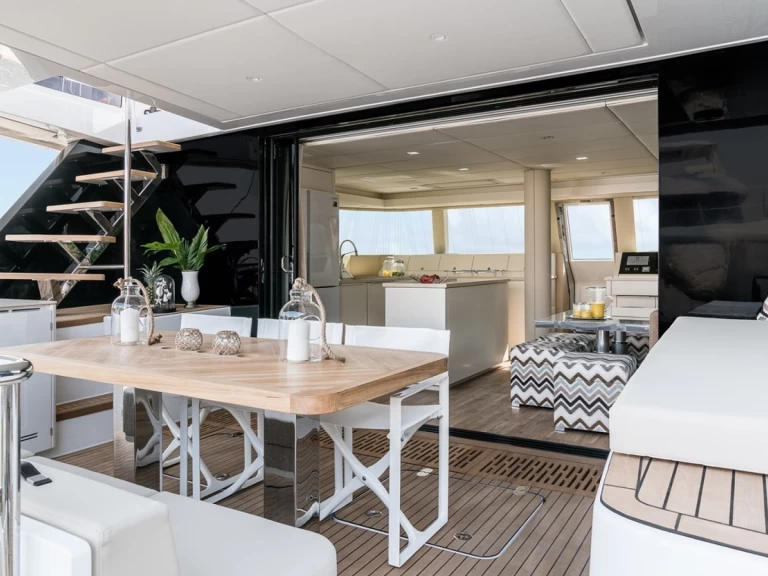 Hire Catamaran with or without skipper Sun Reef Le Marin