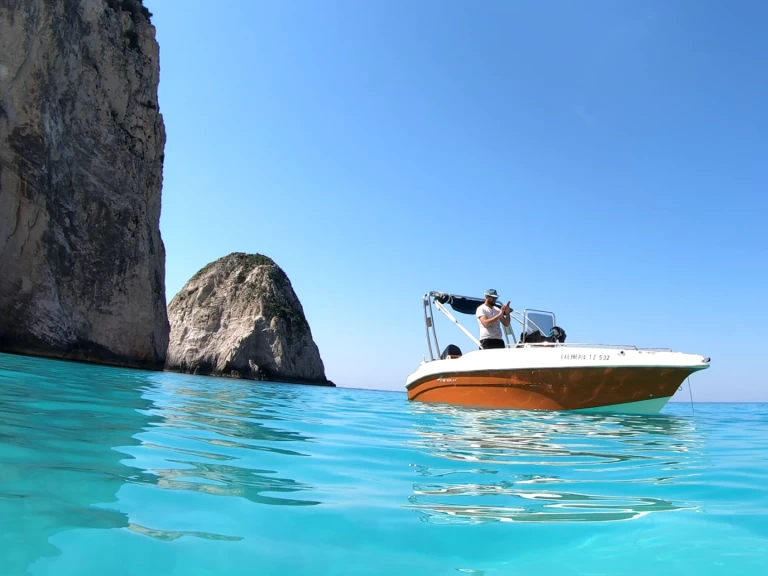 Hire Motorboat Nireus with a boat licence