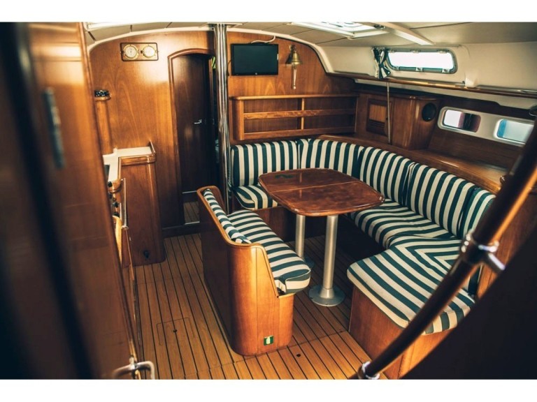 Charter a Bénéteau Oceanis 411 Clipper in Volos on Samboat