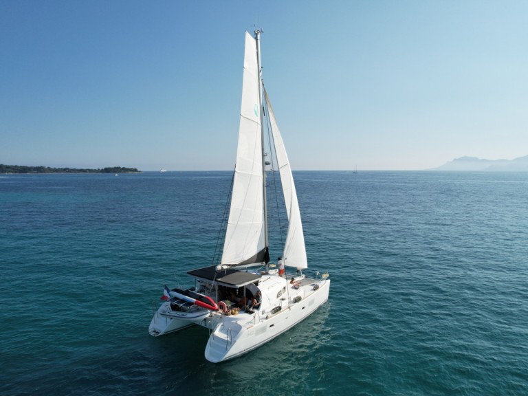 Hire Catamaran Lagoon with a boat licence