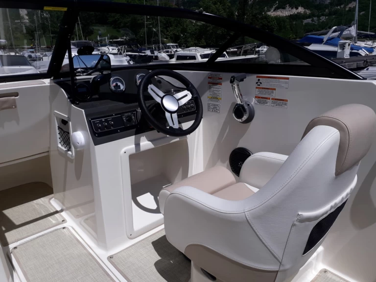 Motorboat to hire Chindrieux at the best price