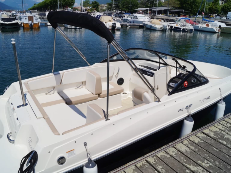 Hire Motorboat Bayliner with a boat licence