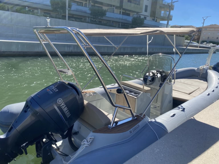 Hire a Capelli Tempest 650 Fréjus
