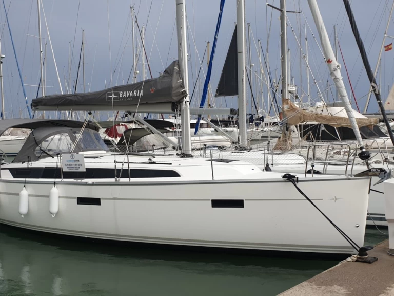 Sailboat hire in Getxo - Bavaria Cruiser 37