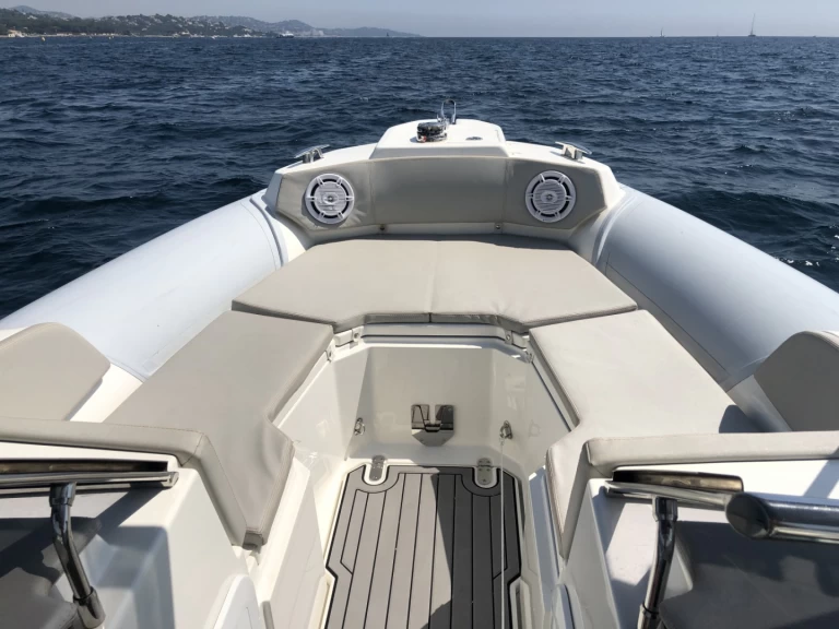 Charter a Marlin Boat Marlin Boat 24SR FB in Port Grimaud on Samboat