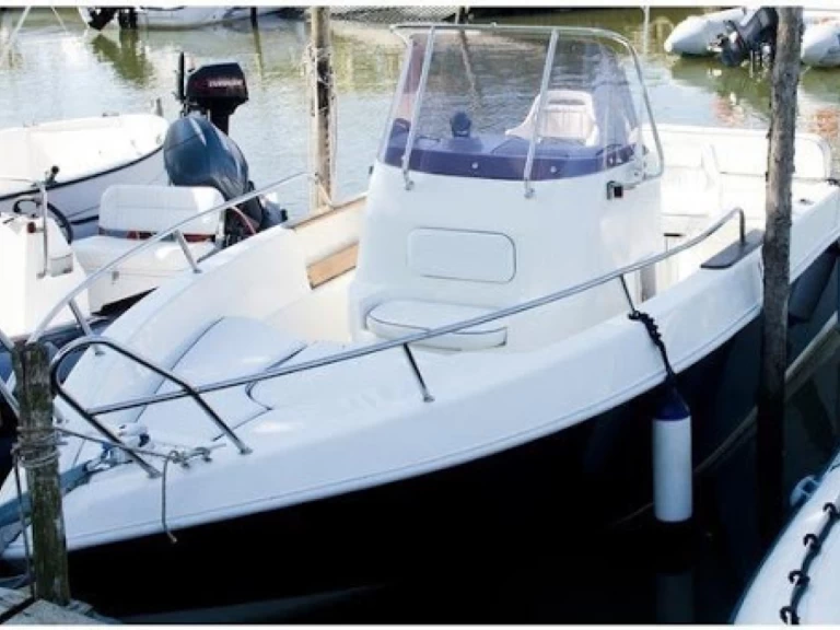 Hire Motorboat Cad marine  with a boat licence