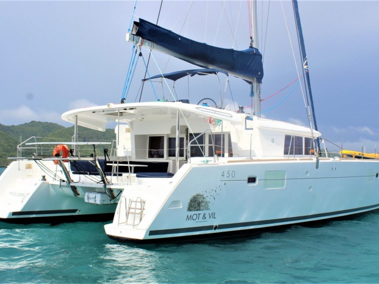 Hire Catamaran Bénéteau with a boat licence