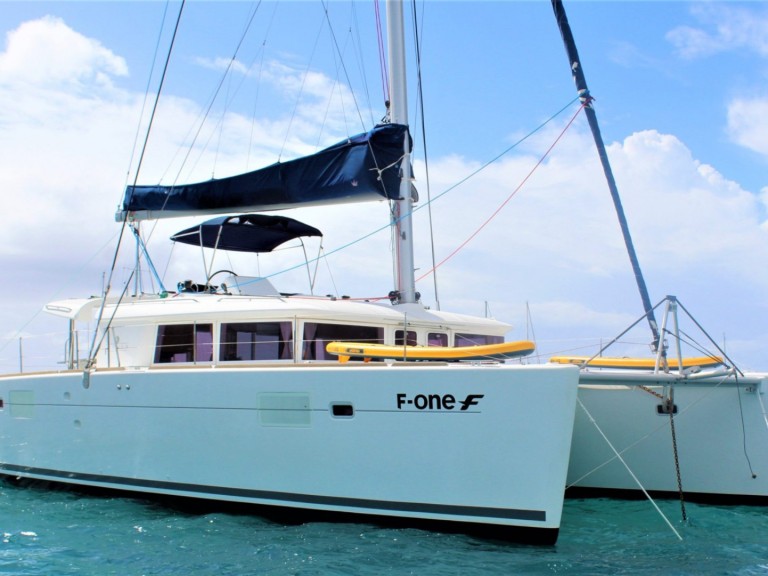 Catamaran to hire Le Marin at the best price