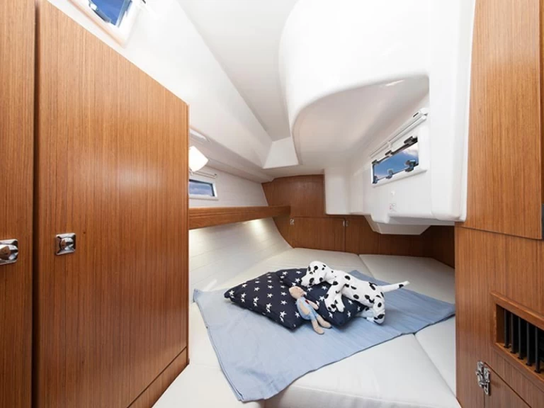 Sailboat hire in Lelystad - Bavaria Cruiser 33