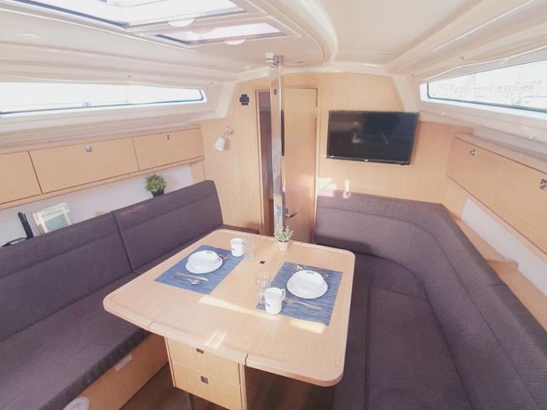 Yacht charter Pula - Bavaria Cruiser 34 on SamBoat