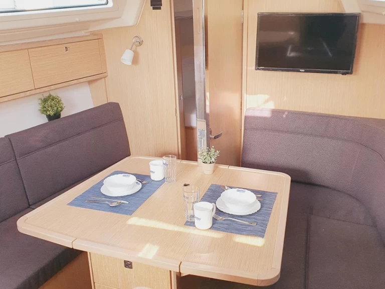 Hire a Bavaria Cruiser 34 Pula