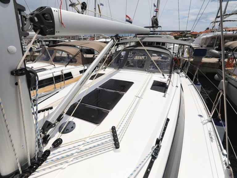 Hire Sailboat Bavaria with a boat licence