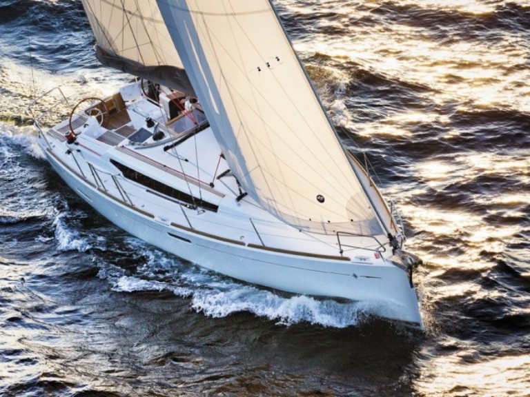 Hire Sailboat Jeanneau with a boat licence