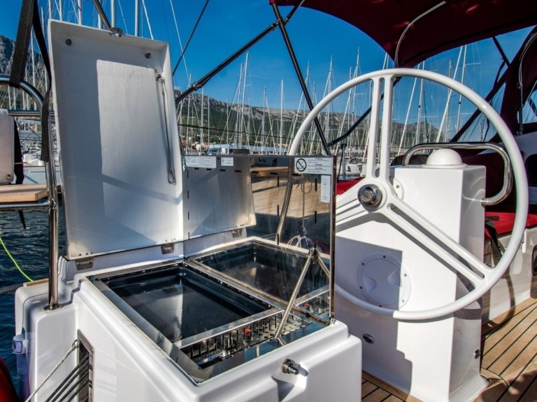 Sailboat to hire Kaštela at the best price