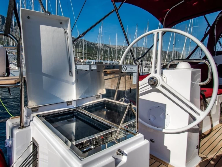 Sailboat to hire Kaštela at the best price