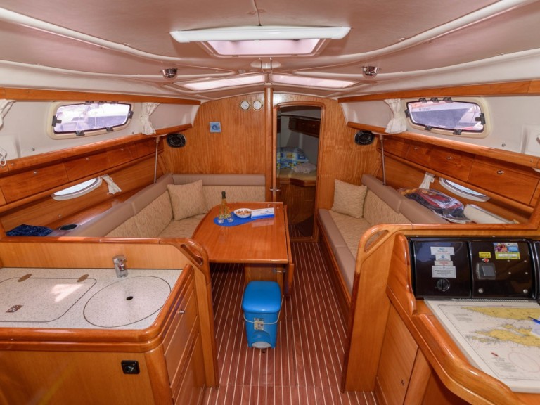 Hire a Bavaria Bavaria 33 Cruiser Trogir