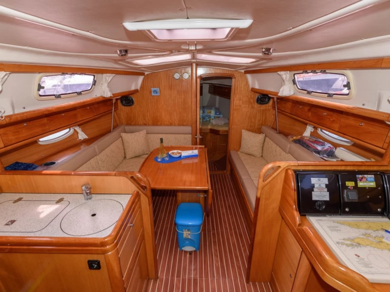 Hire a Bavaria Bavaria 33 Cruiser Trogir