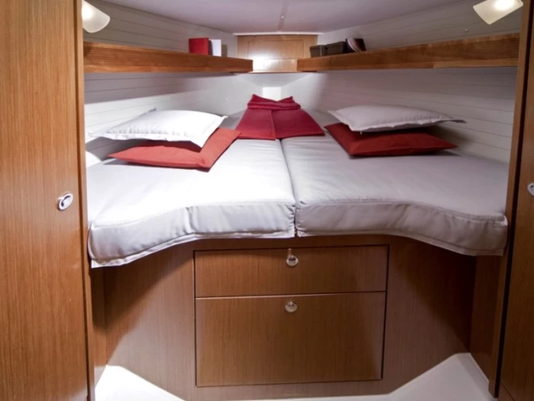 Yacht charter Trogir - Bavaria Cruiser 32 on SamBoat