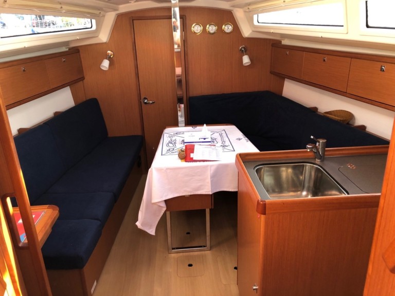 Hire a Bavaria Cruiser 34 Pula