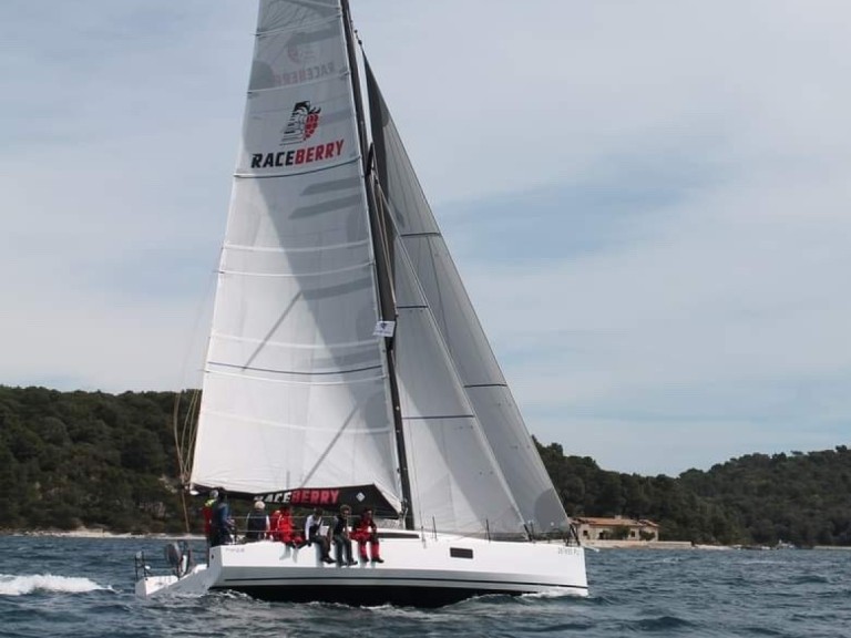 Sailboat to hire Marina Veruda at the best price