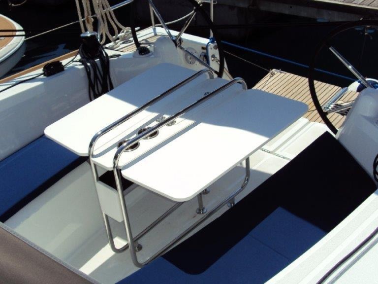 Hire Sailboat Jeanneau with a boat licence