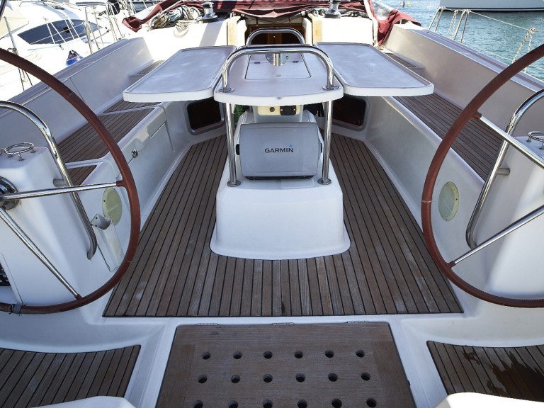 Hire Sailboat Jeanneau with a boat licence