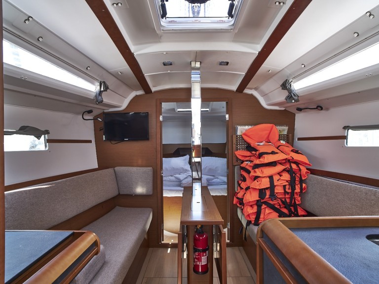 Hire Sailboat Jeanneau with a boat licence