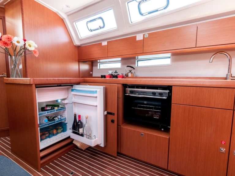 Charter a Bavaria Cruiser 46 in Alimos on Samboat